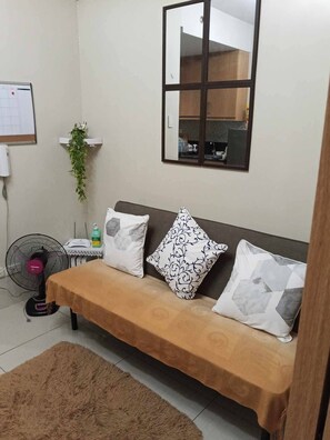 Apartment, 1 Bedroom, Smoking | Living room