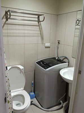 Apartment, 1 Bedroom, Smoking | Bathroom