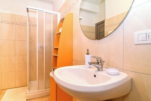 Apartment, 1 Bedroom, Garden View | Bathroom