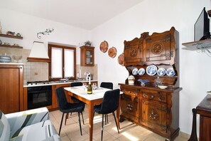 Apartment, 1 Bedroom, Garden View | Dining room