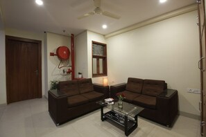 디럭스 더블룸, 발코니, 시내 전망 | 거실 공간 | TV, 프린터