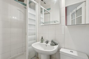 City Studio, 1 Double Bed, Non Smoking, City View | Bathroom