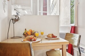City Studio, 1 Double Bed, Non Smoking, City View | Iron/ironing board, cribs/infant beds, travel crib, free WiFi
