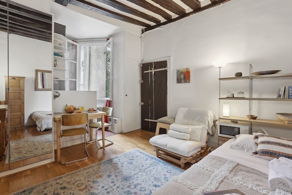 Estúdio urbano, 1 cama de casal, para não fumantes, vista para a cidade | Ferros/tábuas de passar roupa, berços (sobretaxa), berço de viagem