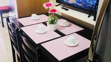 Apartamento, 1 quarto, para fumantes, vista para a cidade | Sala de jantar
