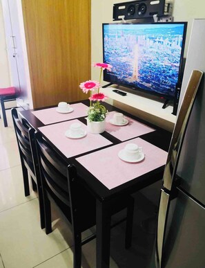 Apartment, 1 Bedroom, City View | Dining room