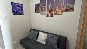 Apartamento, 1 quarto, para fumantes, vista para a cidade | Área de estar