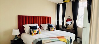 The Courtyard Bar, Kitchen & Rooms