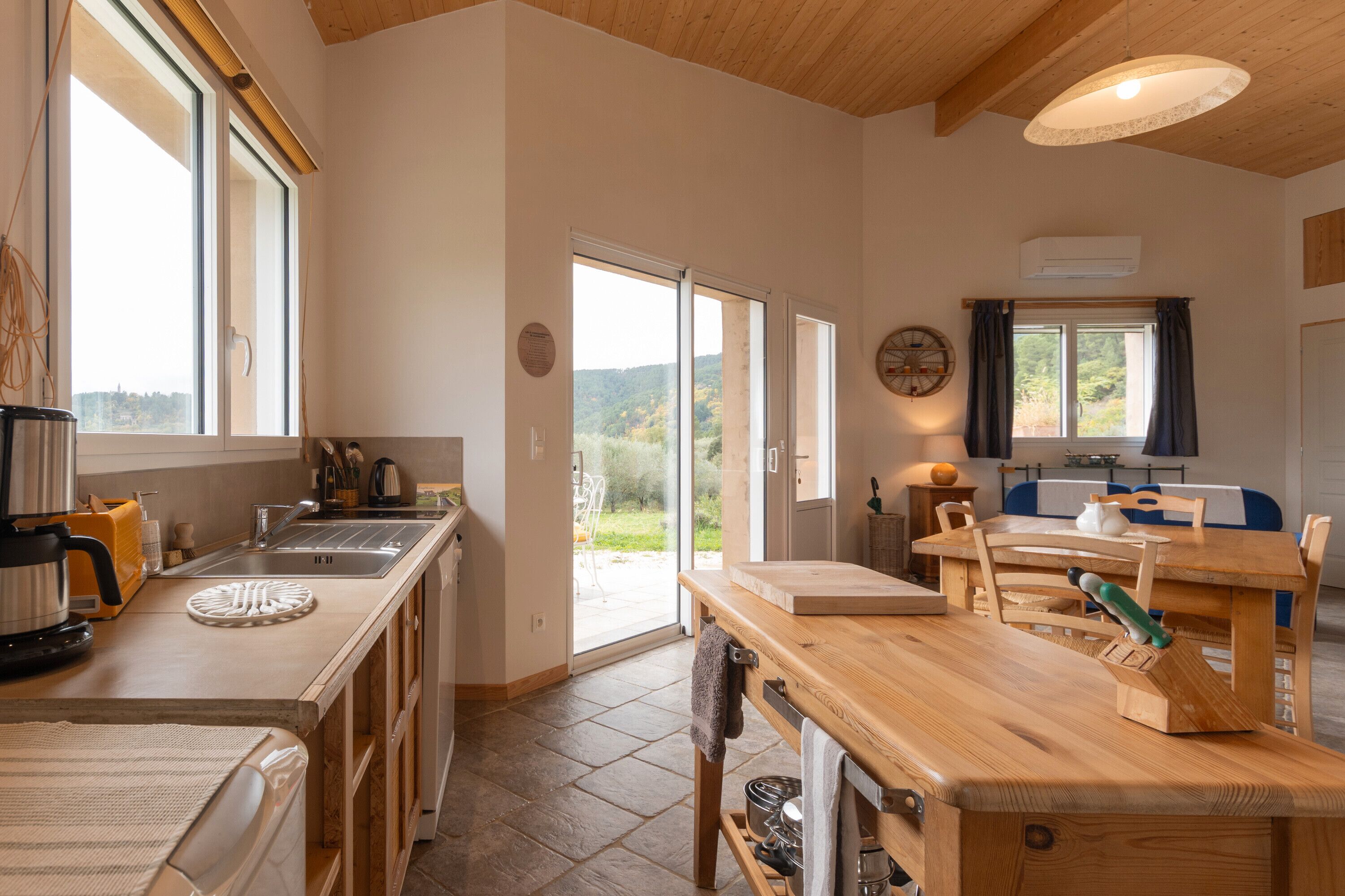 Een koelkast, een oven, een kookplaat, een vaatwasser