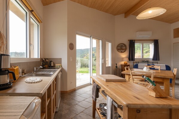 Fridge, oven, stovetop, dishwasher