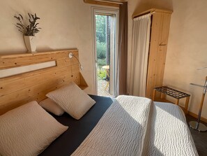 2 bedrooms, iron/ironing board, WiFi