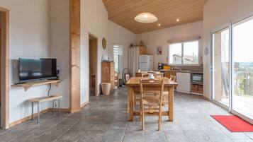 Een koelkast, een oven, een kookplaat, een vaatwasser