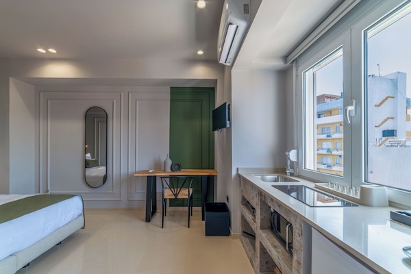 Studiolejlighed | Privat køkken | Minikøleskab, mikrobølgeovn, kogeplade, køkkentøj/tallerkener/redskaber