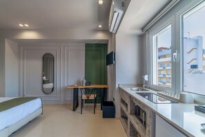 Estúdio | Cozinha privada | Frigobar, micro-ondas, cooktop, talheres/pratos/utensílios de cozinha