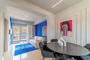 Suite | Private kitchen | Mini-fridge, microwave, stovetop, cookware/dishes/utensils