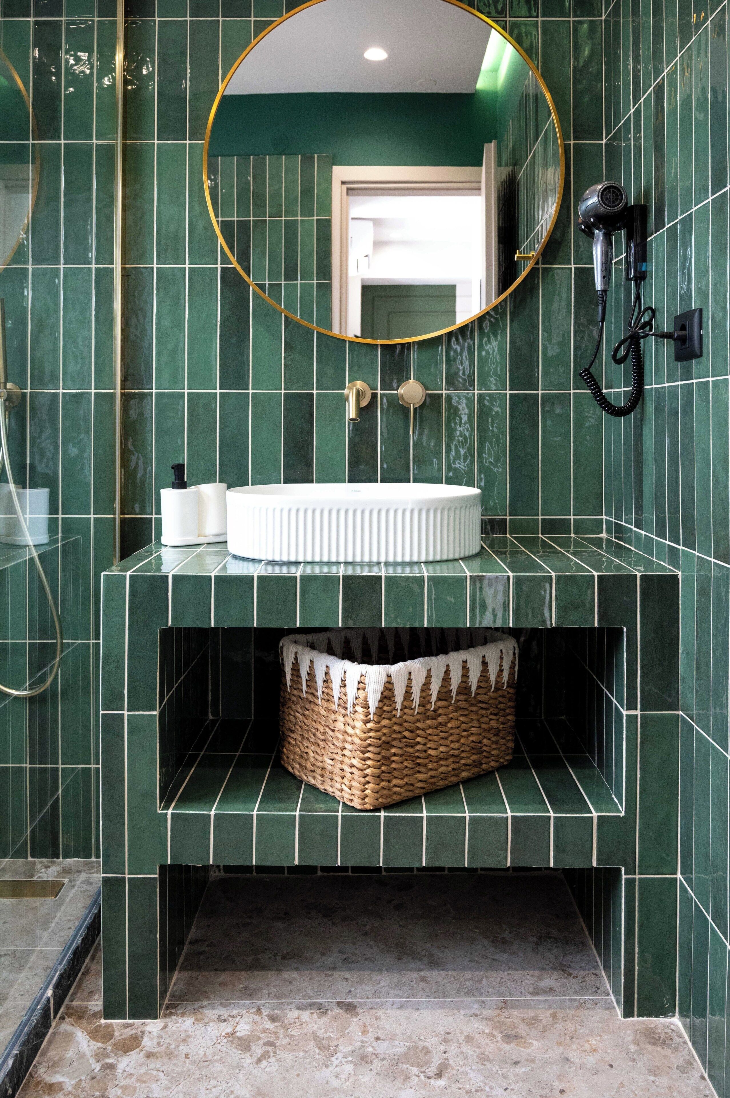 Dusche, Haartrockner, Hausschuhe, Handtücher