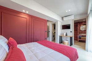 Studio, Balcony | In-room safe, iron/ironing board, free WiFi