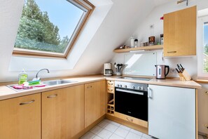 Fridge, oven, stovetop, coffee/tea maker