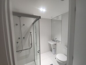 Basic-Apartment | Badezimmer | Dusche