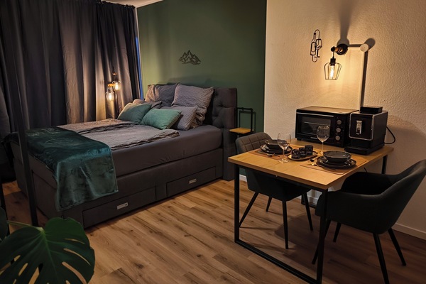 Schlafzimmer mit bequemen Queensize Boxspringbett