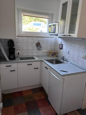Refrigerador, microondas, placa de cocina, cafetera/tetera