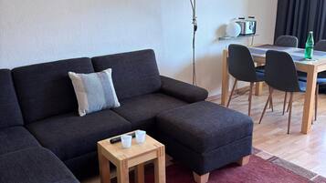 TV, ping pong, books, stereo