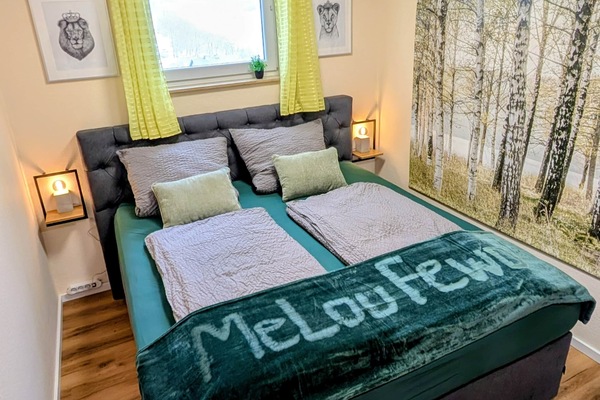 Träumen unter Birken: Dein Wellness-SchlafzimmerAnkommen, tief durchatmen und einfach wohlfühlen: In unserem einzigartigen „Birkenwald“-Schlafzimmer erwartet dich ein Kingsize-Boxspringbett (180x200cm), das keine Wünsche offen lässt. Tauche ein in ein Ambiente, das modernen Komfort mit der Ruhe der Natur verbindet.