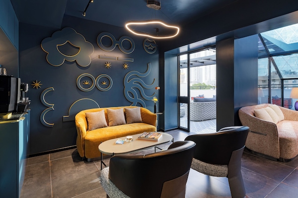 Lobby lounge