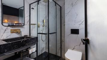 ห้องคลาสสิกดับเบิลหรือทวิน | ห้องน้ำ | ไดร์เป่าผม, ผ้าเช็ดตัว, สบู่, ยาสระผม