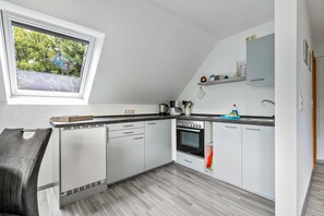 Kühlschrank, Ofen, Herdplatte, Wasserkocher mit Kaffee-/Teezubehör