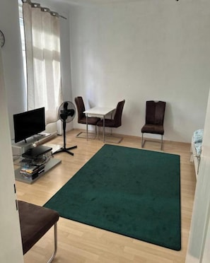Apartment, 1 Bedroom, City View | Living room