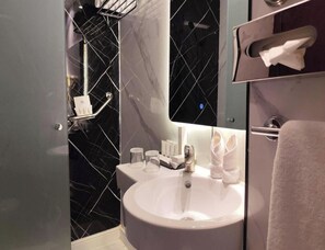 Basic Double Room | Bathroom