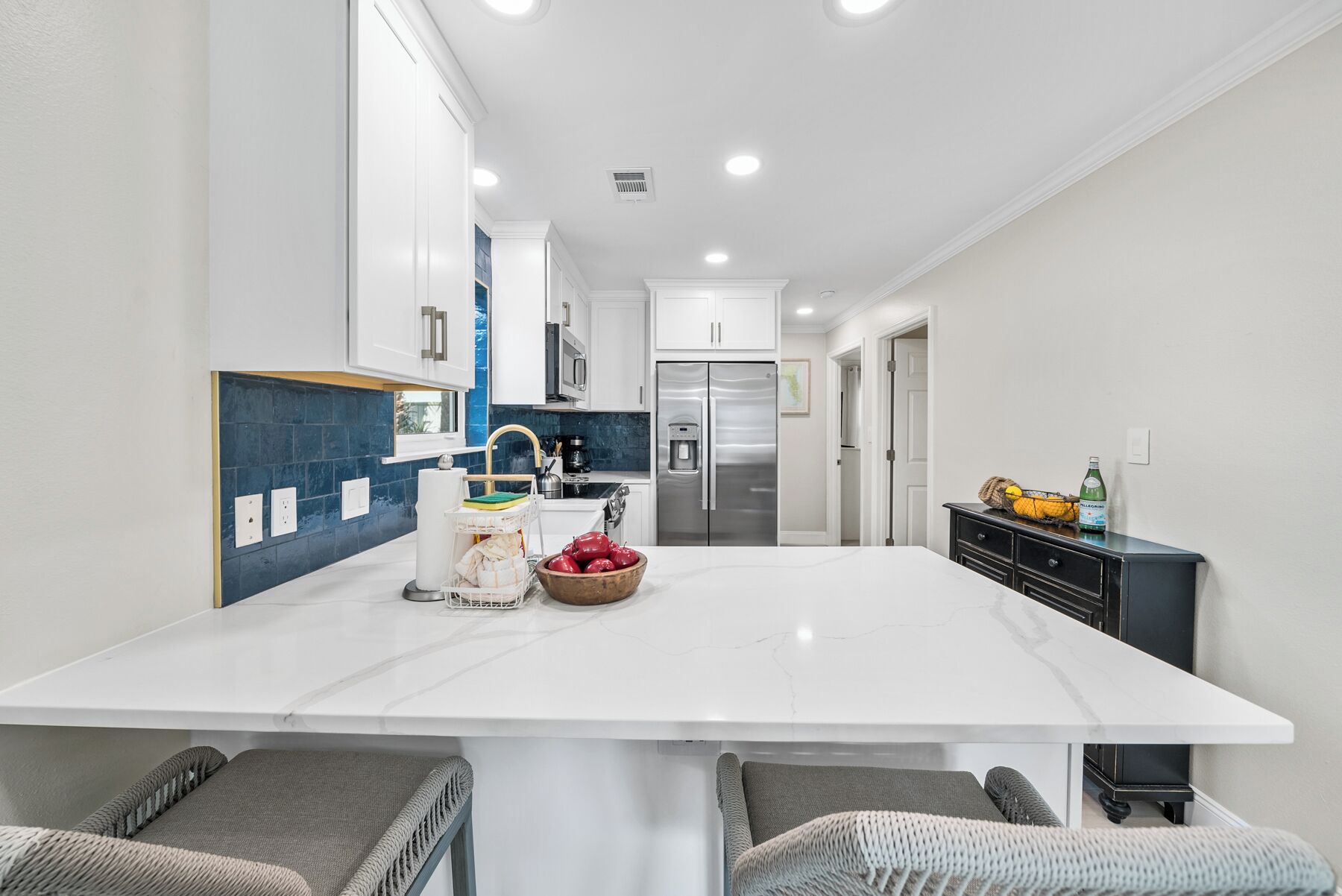 Apartamento, varias camas, balcón, vistas al jardín (Beachside Villas 811) | Cocina privada | Frigorífico, microondas, horno y placa de cocina