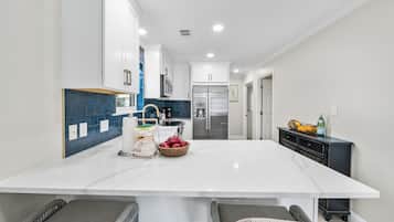 Apartamento, varias camas, balcón, vistas al jardín (Beachside Villas 811) | Cocina privada | Frigorífico, microondas, horno y placa de cocina