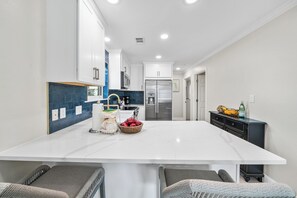 Appartement, Meerdere bedden, balkon, uitzicht op tuin (Beachside Villas 811) | Privékeuken | Een koelkast, een microgolfoven, een oven, een kookplaat