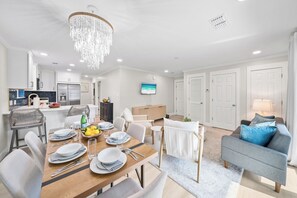 Leilighet, flere senger, balkong, hageutsikt (Beachside Villas 811) | Spiseområde
