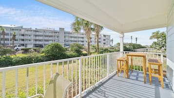 Apartamento, varias camas, balcón, vistas al jardín (Beachside Villas 811) | Vistas desde la habitación