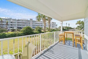 Appartement, Meerdere bedden, balkon, uitzicht op tuin (Beachside Villas 811) | Uitzicht vanuit de kamer