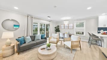 Kondominium, Beberapa Tempat Tidur, balkon, pemandangan kebun (Beachside Villas 811) | Area keluarga | Televisi layar datar 42-inci dengan saluran TV digital