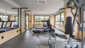A gym with treadmills, weight machines, and a mirrored wall. - Estúdio em SP perto do metrô | GBA908 (São Paulo)
