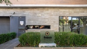 Un edificio moderno con un letrero que dice “haus mitre” y el número 428.
