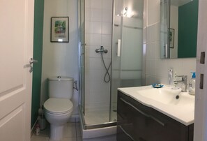 Dusche, Handtücher, Toilettenpapier
