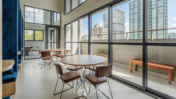 A modern interior with large windows, a round table with chairs, and a bench. - Beautiful Studio With Pool in Campo Belo Hmc0320 (São Paulo)