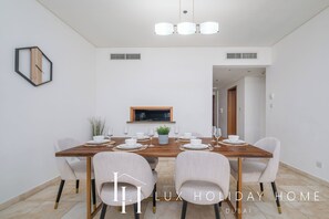 Appartement, vue partielle sur la mer | Repas dans la chambre