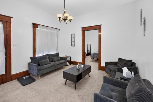  2-bedroom apartment in awesome Carbondale with AC