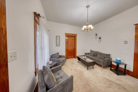 Smart TV. 2-bedroom apartment in awesome Carbondale with AC