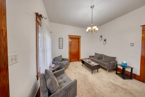  2-bedroom apartment in awesome Carbondale with AC