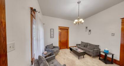 2-bedroom apartment in awesome Carbondale with AC