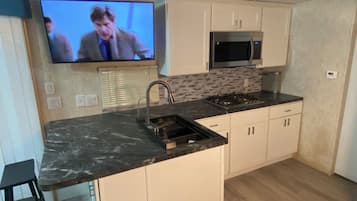 Réfrigérateur, micro-ondes, plaque de cuisson, cafetiÚre/bouilloire