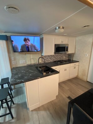 Een koelkast, een microgolfoven, een kookplaat